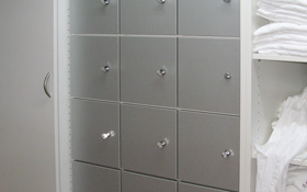 Wandschrank mit Schließfächern.