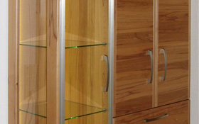 Geschirrschrank in Kernbuche mit angebauter Glasvitrine mit Beleuchtung.